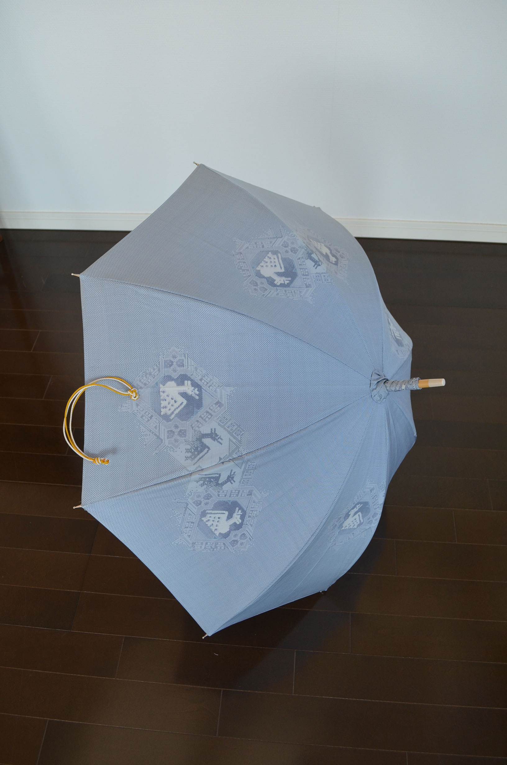 大島紬の日傘「初夏の光を堪能」 美しい水色の日傘は 幅広い年代に 