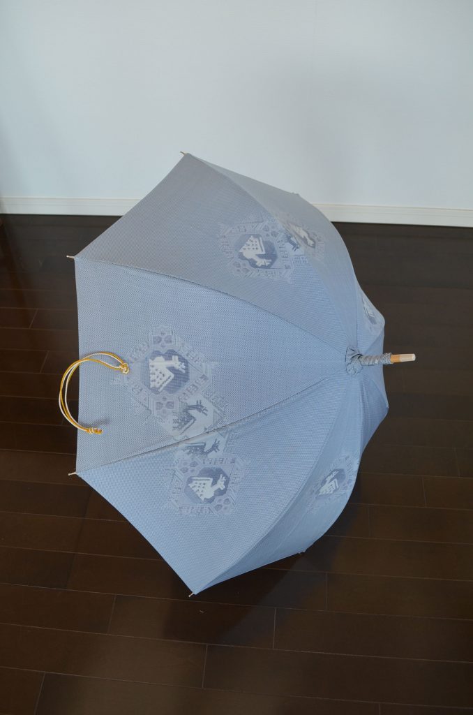 大島紬の日傘「初夏の光を堪能」 美しい水色の日傘は 幅広い年代に 「美の壺」ご出演　田中晶子先生作